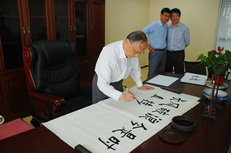 圖為楊院士向華中科技大學無錫研究院贈送了他親筆提字